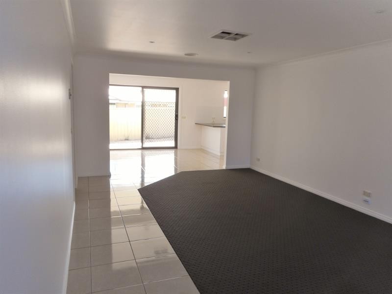 1/298 Kaitlers Rd, Lavington NSW 2641