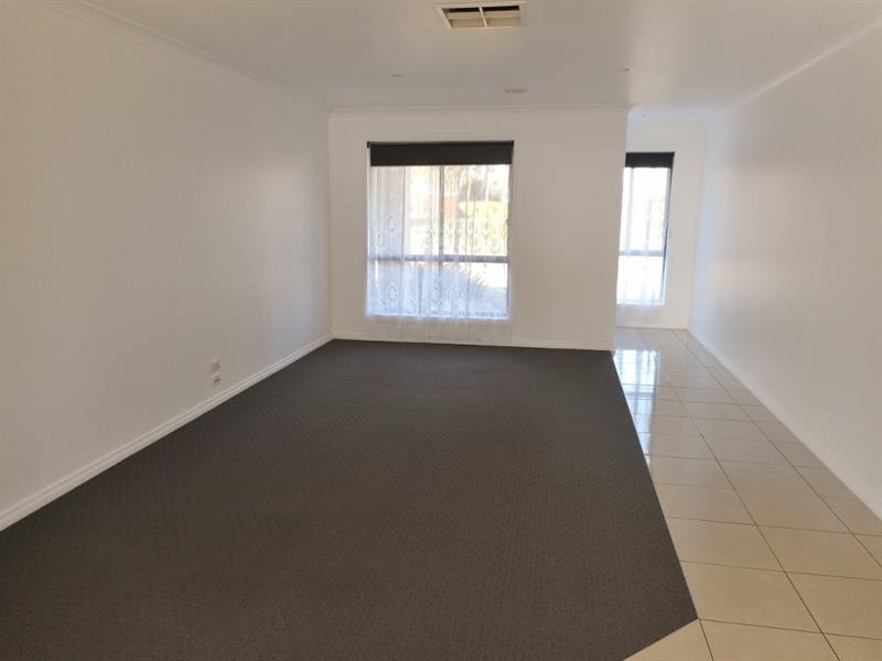 1/298 Kaitlers Rd, Lavington NSW 2641