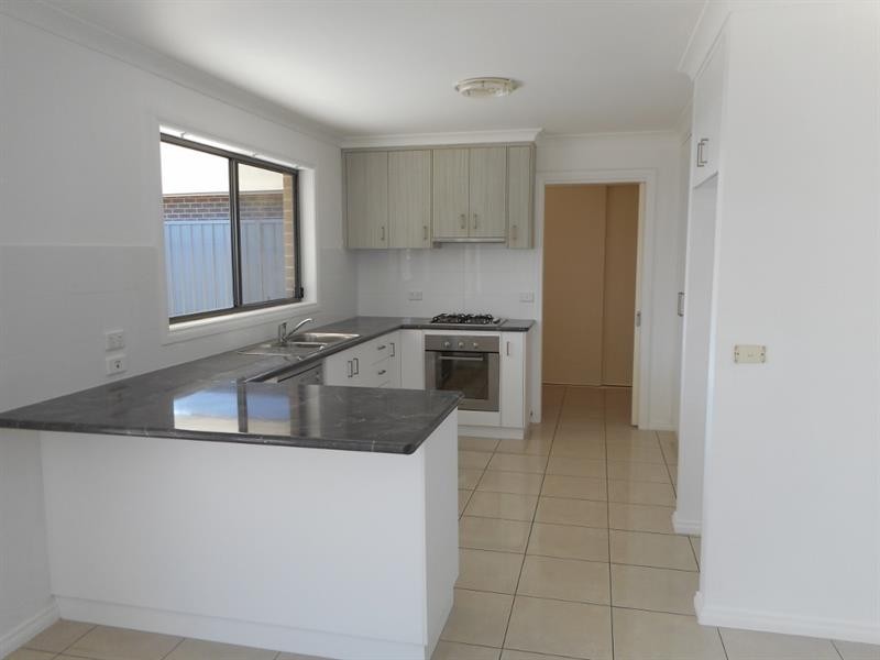 1/298 Kaitlers Rd, Lavington NSW 2641