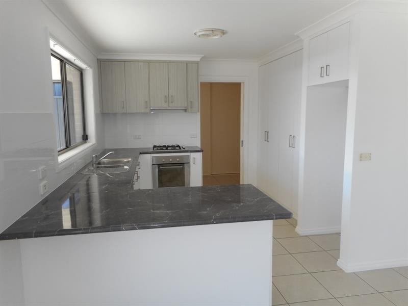 1/298 Kaitlers Rd, Lavington NSW 2641