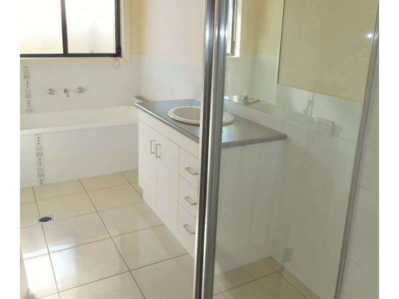 1/298 Kaitlers Rd, Lavington NSW 2641