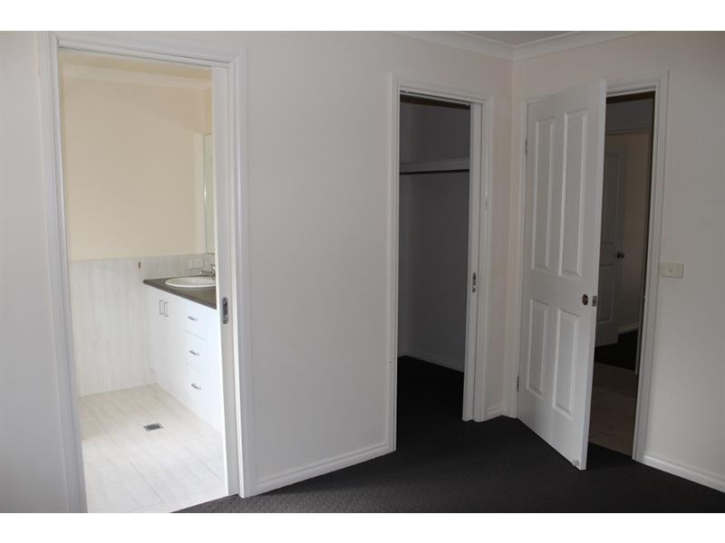 1/298 Kaitlers Rd, Lavington NSW 2641