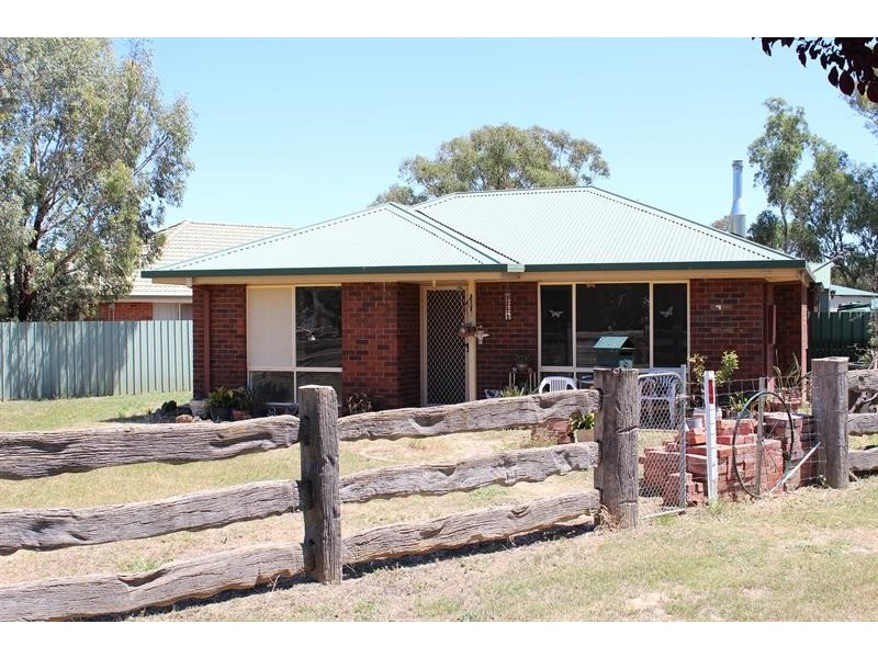 8 Queen St, Walla Walla NSW 2659