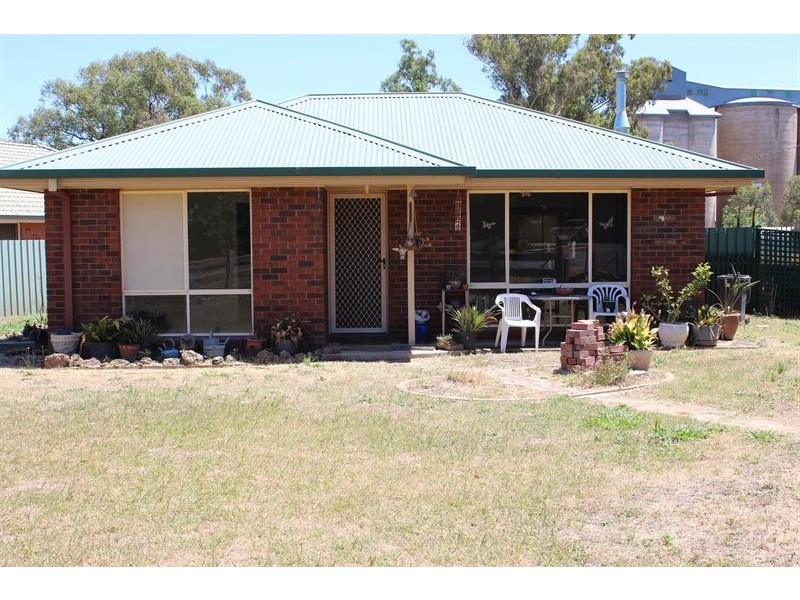 8 Queen St, Walla Walla NSW 2659