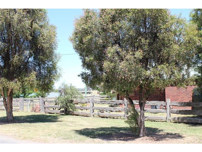 8 Queen St, Walla Walla NSW 2659