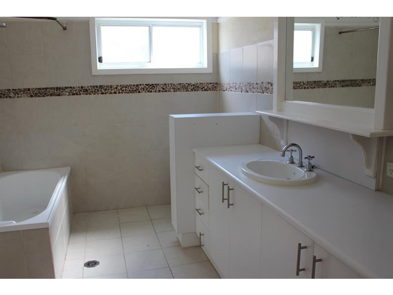 494 Danes St, Lavington NSW 2641