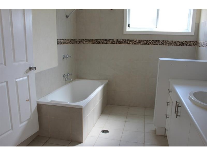 494 Danes St, Lavington NSW 2641