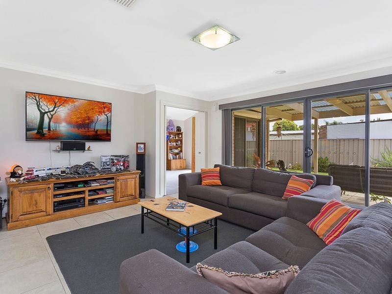 387 Griffith Rd, Lavington NSW 2641