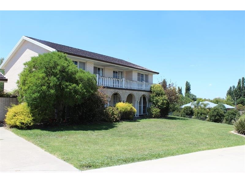2/10 Bruno Pl, Lavington NSW 2641