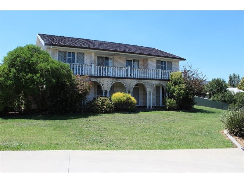 2/10 Bruno Pl, Lavington NSW 2641
