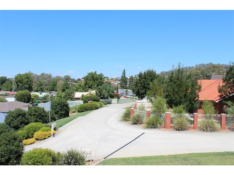 2/10 Bruno Pl, Lavington NSW 2641