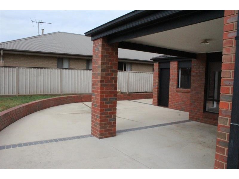 8 Quandong Rd, Thurgoona NSW 2640