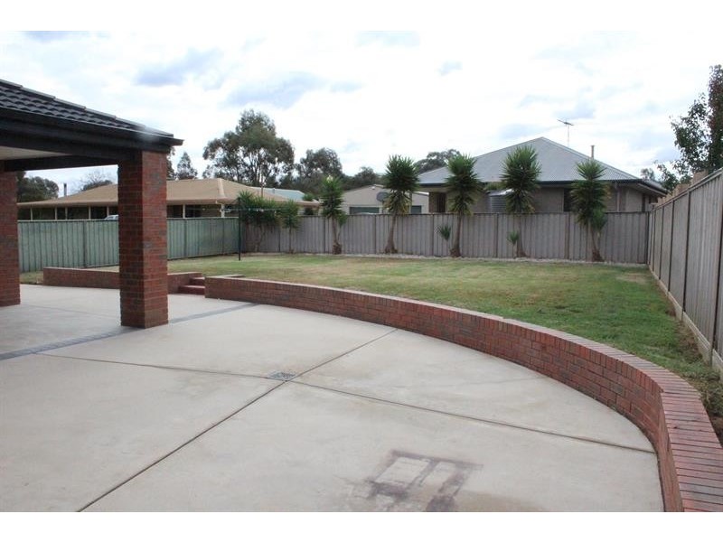 8 Quandong Rd, Thurgoona NSW 2640