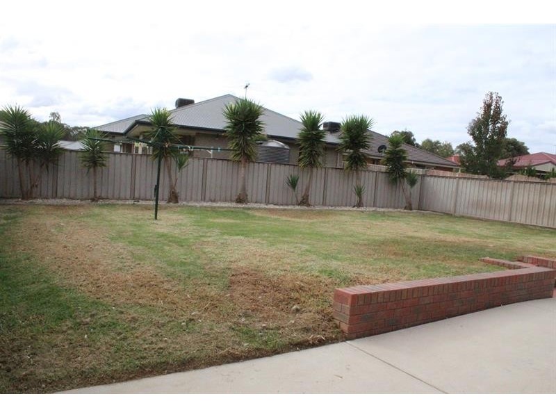 8 Quandong Rd, Thurgoona NSW 2640