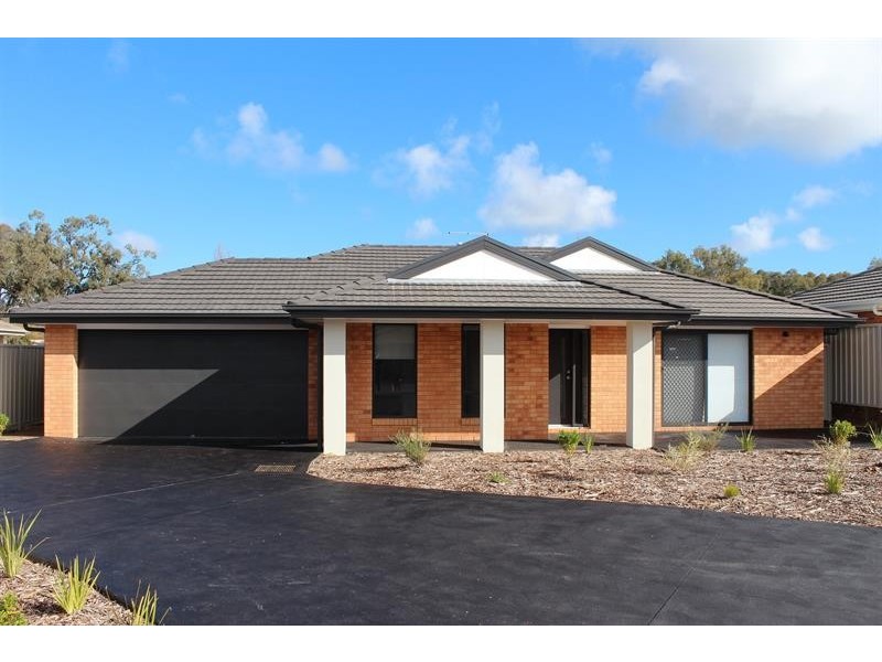 19 Brookfields  Mews, Lavington NSW 2641