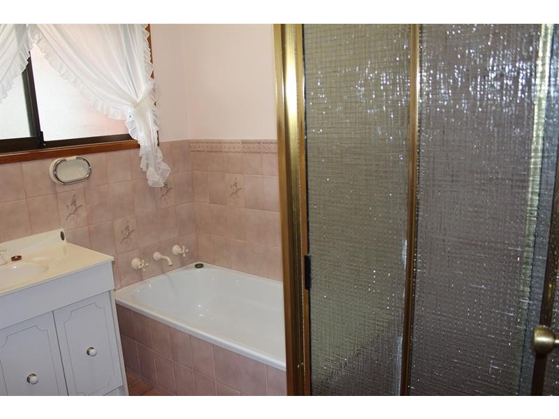 2/356 Parnall St, Lavington NSW 2641