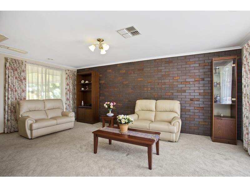 19 Hamilton Valley Ct, Lavington NSW 2641