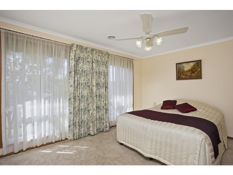 19 Hamilton Valley Ct, Lavington NSW 2641