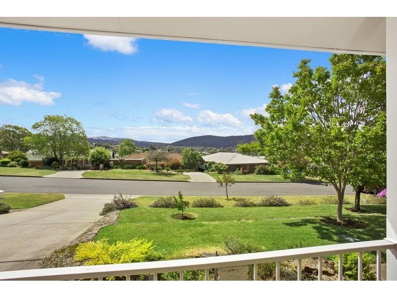 19 Hamilton Valley Ct, Lavington NSW 2641