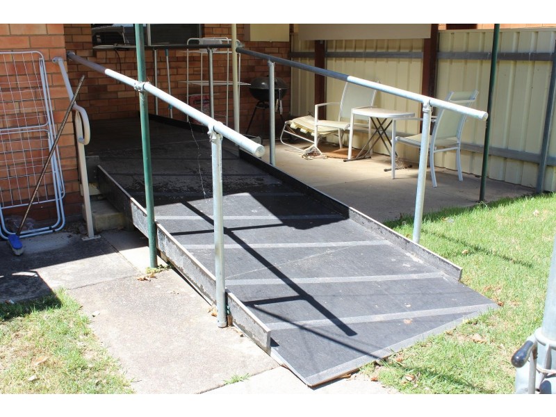 2/539 Hague Street, Lavington NSW 2641