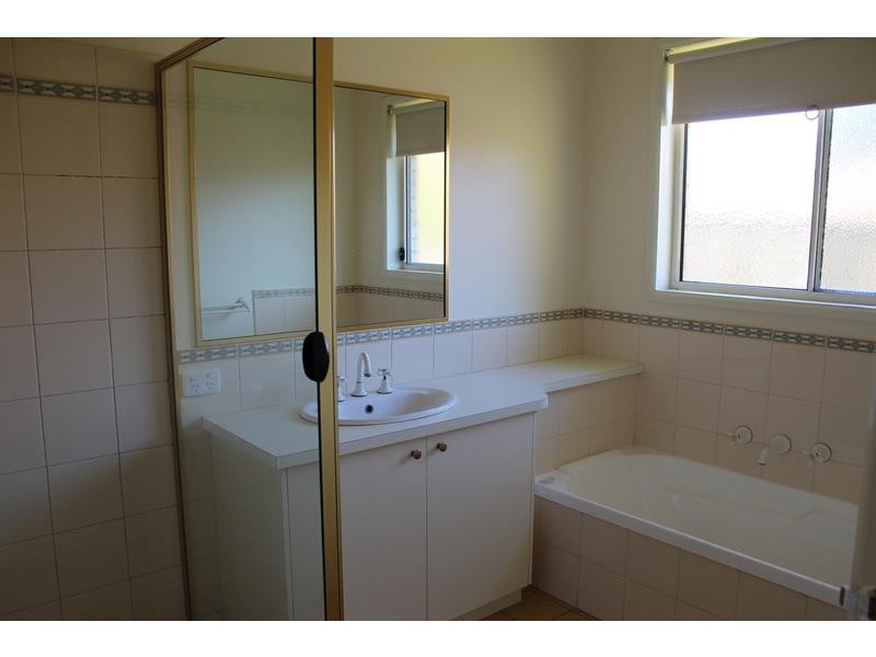 4 Arthur Worsley  Pl, North Albury NSW 2640