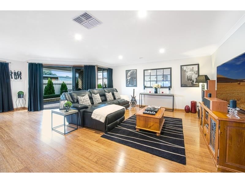 12 Cobby Ct, Lavington NSW 2641