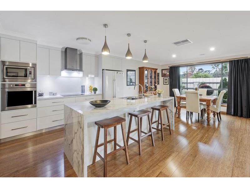 12 Cobby Ct, Lavington NSW 2641