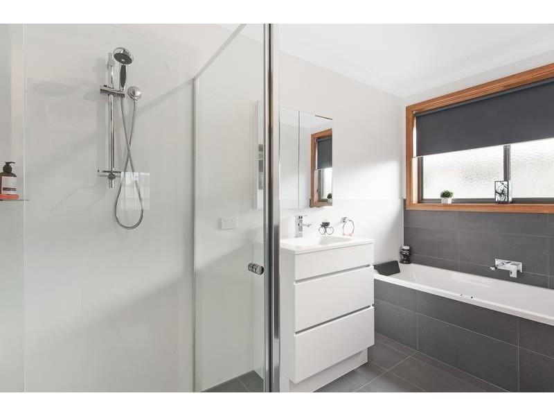 12 Cobby Ct, Lavington NSW 2641
