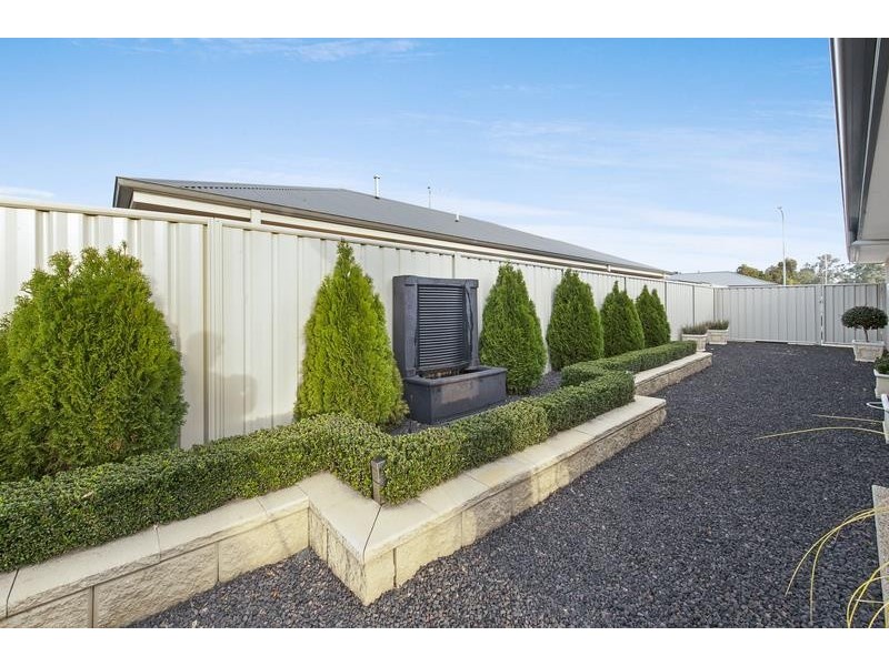 12 Cobby Ct, Lavington NSW 2641