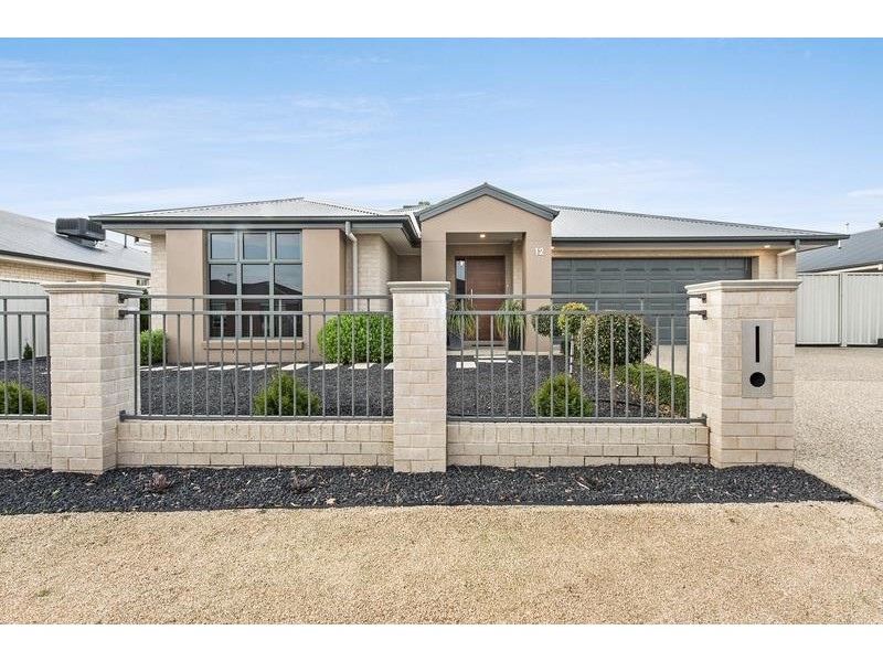 12 Cobby Ct, Lavington NSW 2641