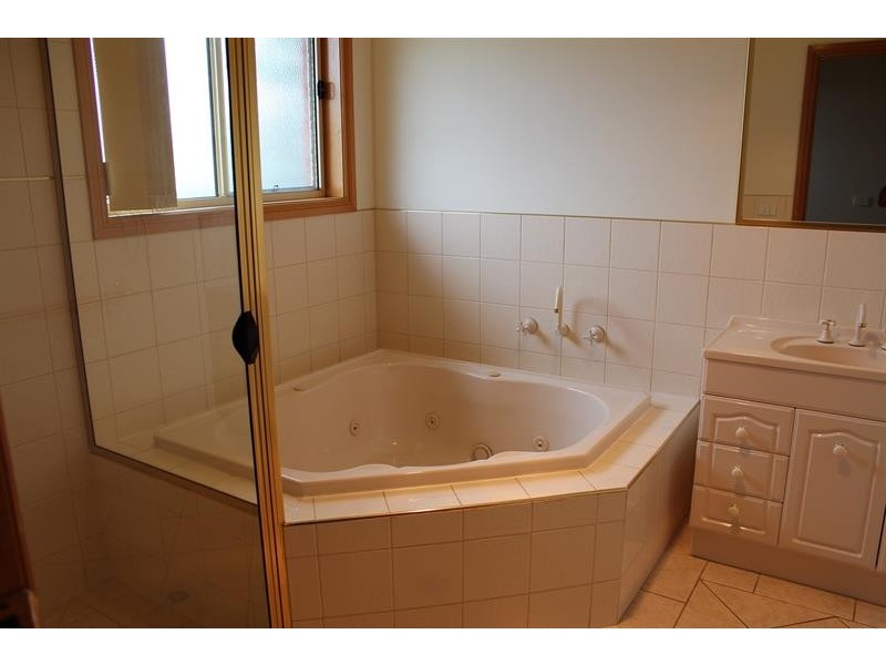 10 Briese Ct, Thurgoona NSW 2640