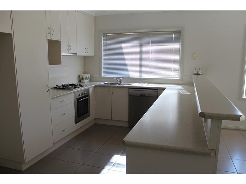 8 Bruno  Pl, Lavington NSW 2641