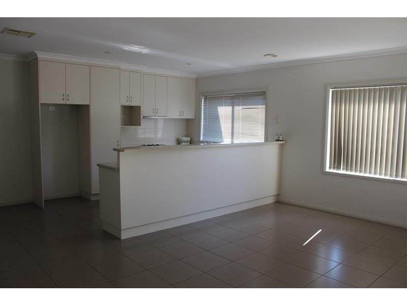 8 Bruno  Pl, Lavington NSW 2641