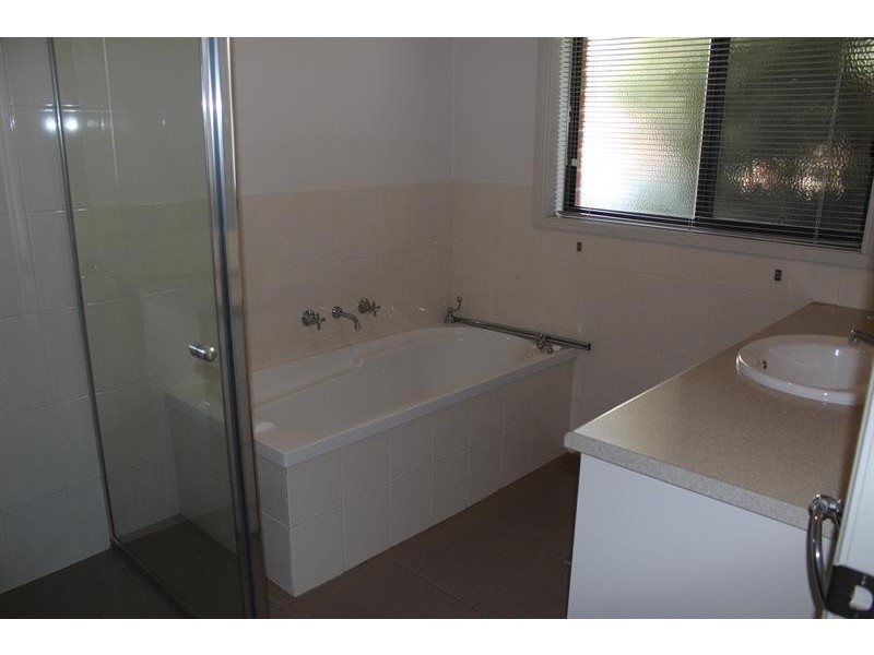 8 Bruno  Pl, Lavington NSW 2641