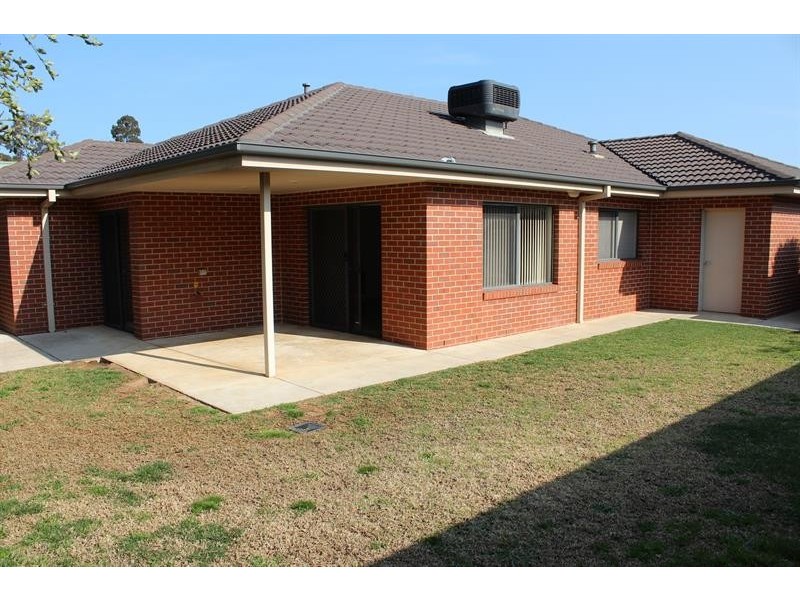 8 Bruno  Pl, Lavington NSW 2641