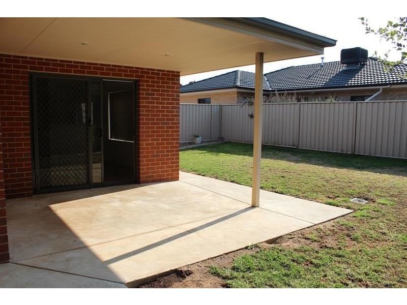 8 Bruno  Pl, Lavington NSW 2641