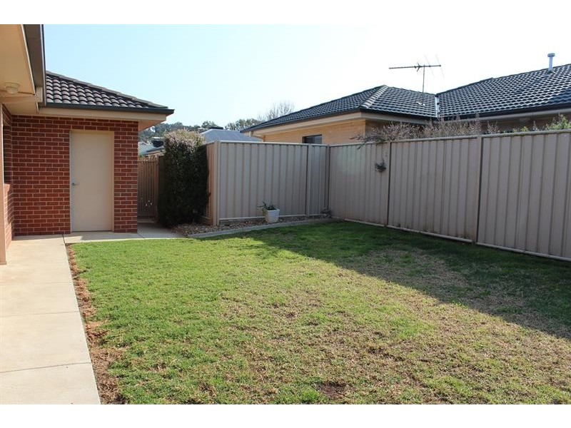 8 Bruno  Pl, Lavington NSW 2641