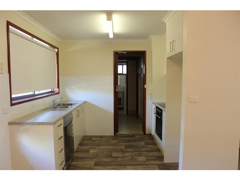 2/486 Kotthoff St, Lavington NSW 2641