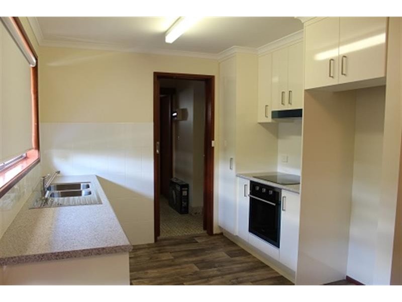 2/486 Kotthoff St, Lavington NSW 2641