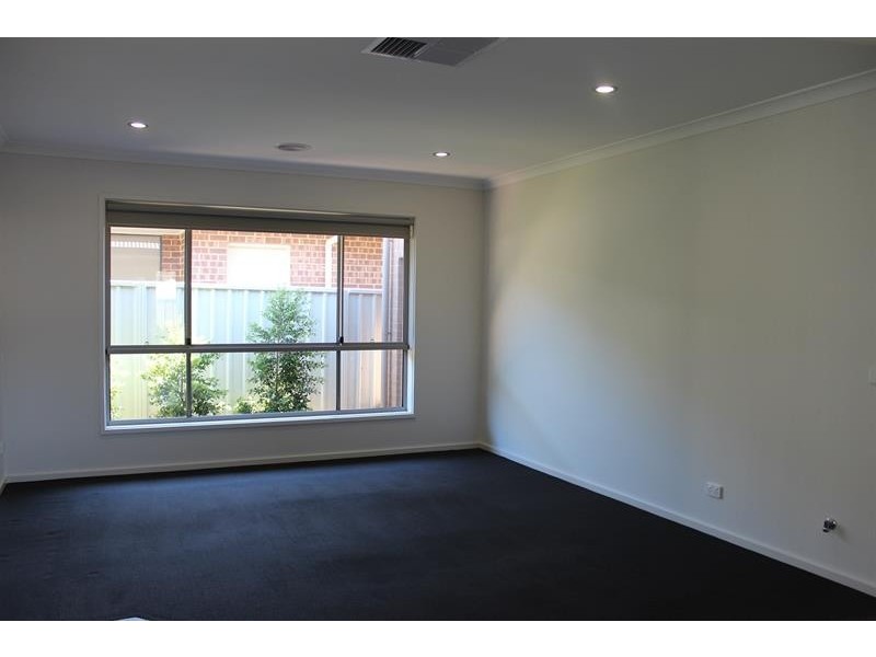 23 Hanrahan St, Hamilton Valley NSW 2641