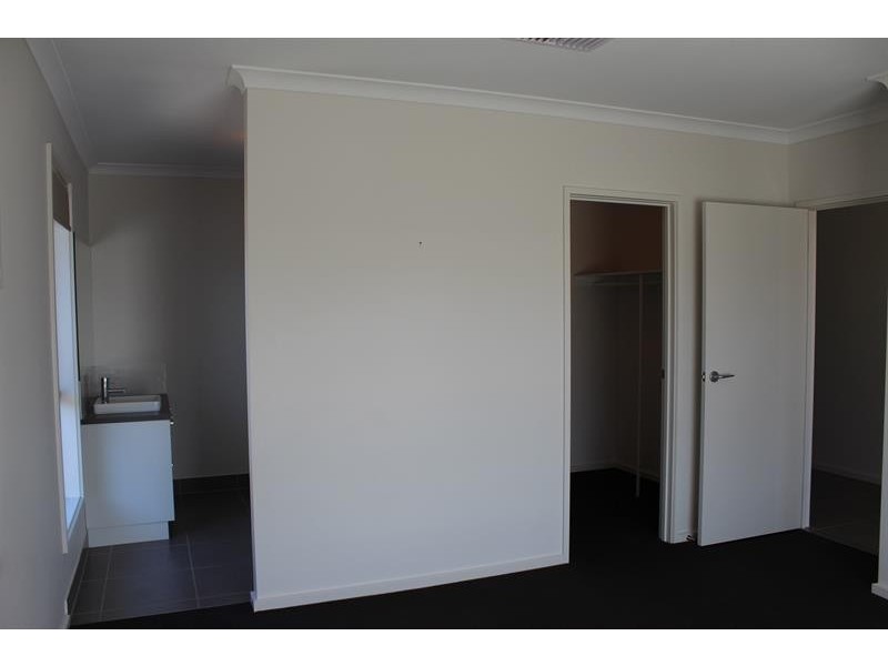 23 Hanrahan St, Hamilton Valley NSW 2641