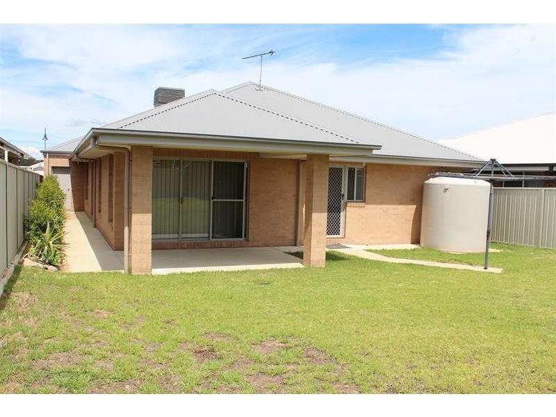 23 Hanrahan St, Hamilton Valley NSW 2641