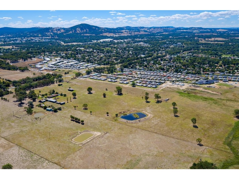 64 Table Top Road, Thurgoona NSW 2640