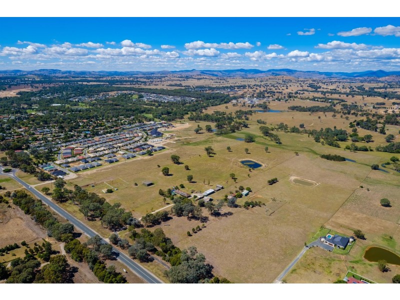 64 Table Top Road, Thurgoona NSW 2640