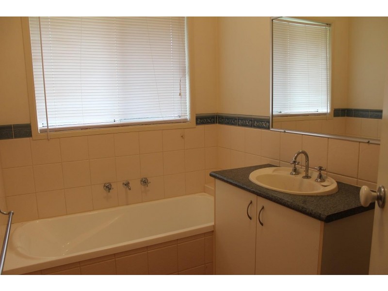 63 Kurrajong Crescent, West Albury NSW 2640