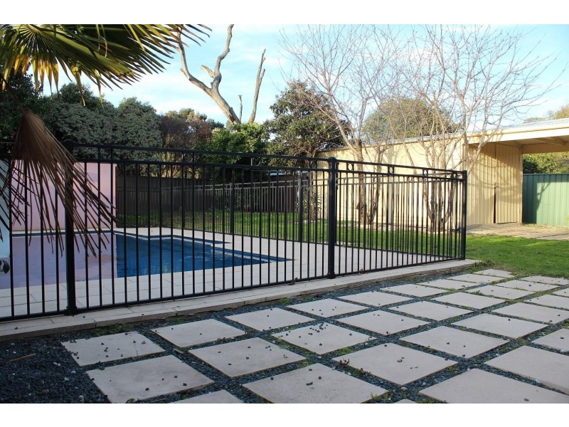 4 Benn Crescent, West Albury NSW 2640