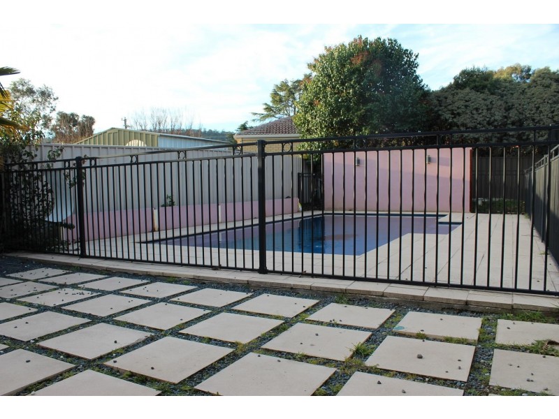 4 Benn Crescent, West Albury NSW 2640