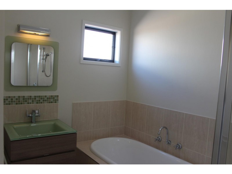 25 Kurrajong Crescent, West Albury NSW 2640