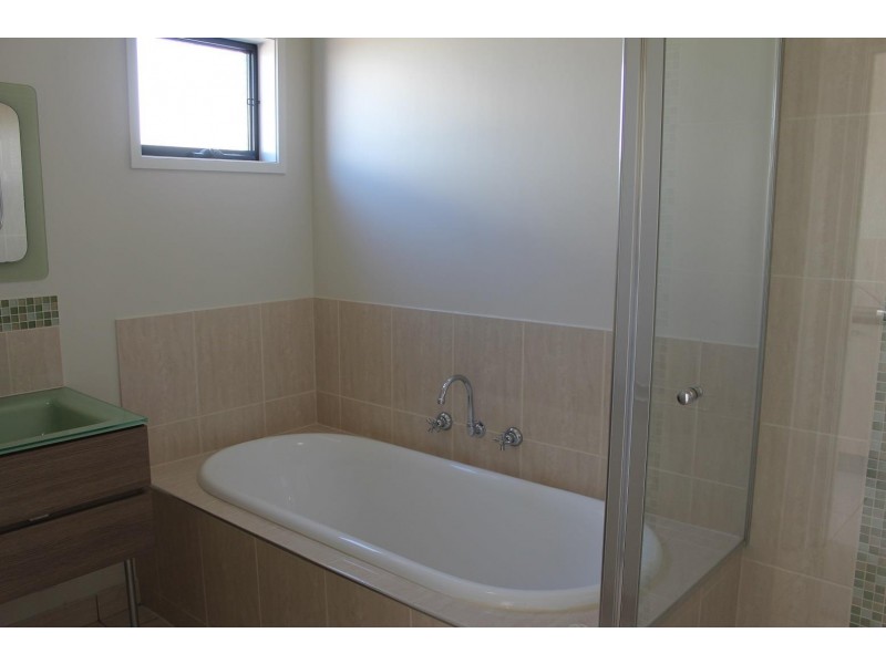 25 Kurrajong Crescent, West Albury NSW 2640