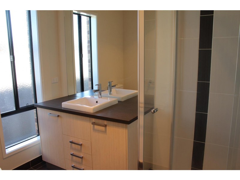 25 Kurrajong Crescent, West Albury NSW 2640